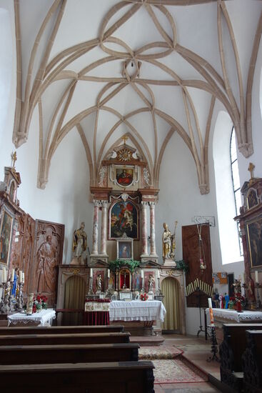 reiches Netzgewölbe aus verschlungen Rippen und Kreisen