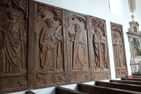 13 überlebensgroße gotische Reliefplatten aus Adneter Marmor, angebracht 1502, die - nach Kupferstichen von Martin Schongauer - Christus und die zwölf Apostel zeigen