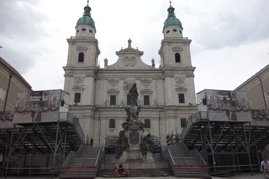 durch die für die Salzburger Festspiele bereits aufgebauten Tribünen ist die Fasssadenansicht eingeschränkt