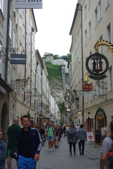 am Ende der Goldgasse befndet sich der Mönchsbergaufzug, der zum Museum der Moderne auf dem gleichnamigen berg führt.