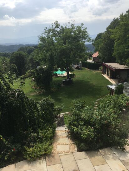 Pool und (rechts hinten das Hühnerhotel) Grillplatz