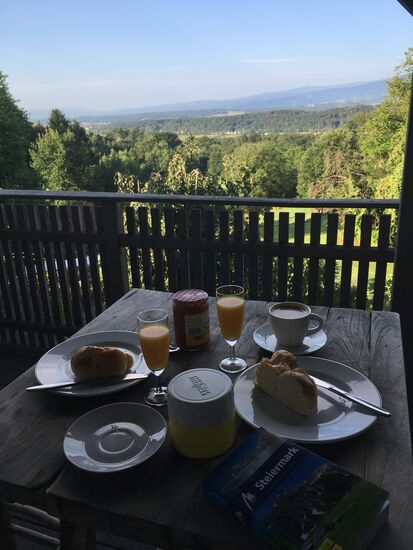 Frühstückstisch auf dem Balkon