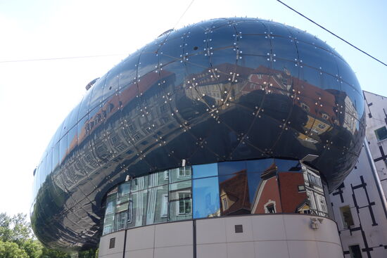 futuristisch anmutender blauer Glaskörper