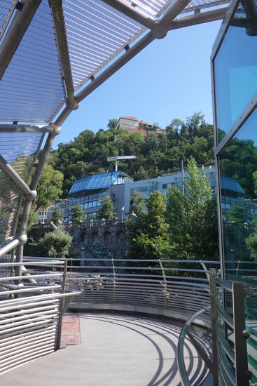 wir haben von hier den Blick auf unser nächstes Ziel: den Schlossberg.