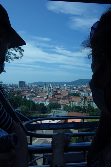 gegenüber dem Aufzug hat die Bergbahn den Vorteil eines direkten Panoramas