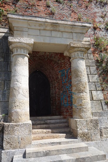 das vorgeblendete ‚Ägyptische Tor’wurde 1820 errichtet, die Pergola um 1900