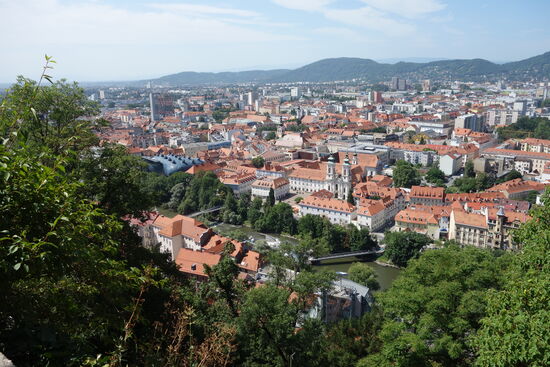 Blick von der Pergola auf Graz - das blaue Dach der Kunsthalle ähnelt einer 'Schuhsohle mit Noppen'
