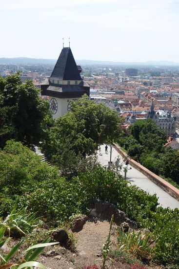 vom chin. Pavillon blickt man auf den Uhrturm (Endstation de Aufzuges)