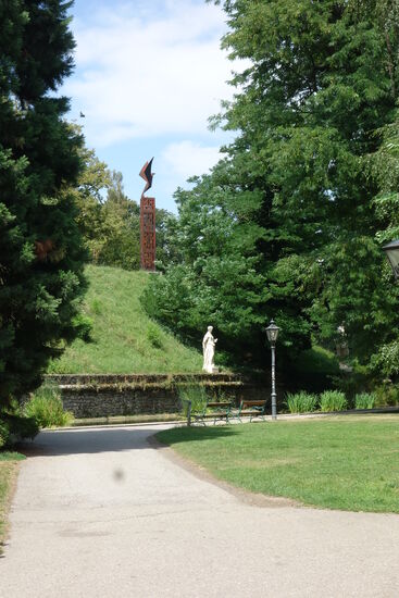 Burggarten mit Festungswal und -graben