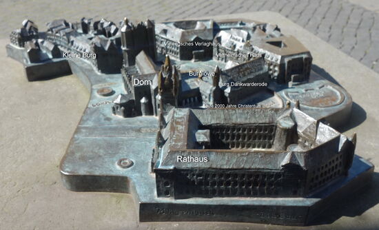 den besten Überblick über die Vielfalt der Sehenswürdigkeiten bietet ein Modell vor dem Dom - ich habe es hier beschriftet