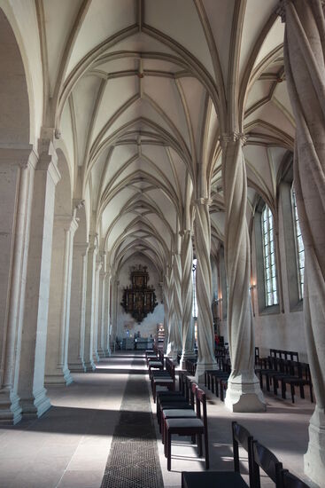 nördliches Seitenschiff mit Säulen im Perpendicular Style