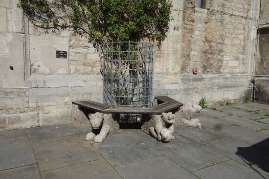 überall findet man die Sitzbänke mit Löwenkonsolen