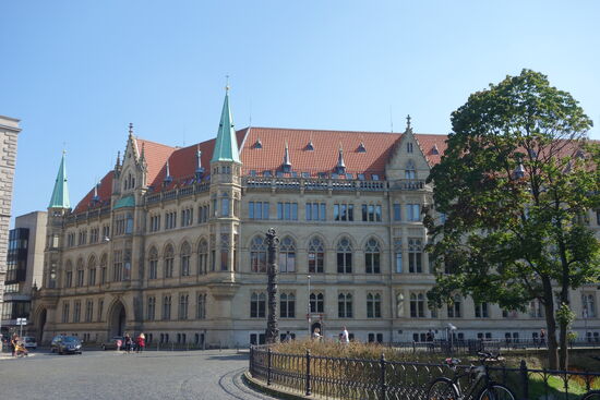 Rathaus mit der '2000-Jahre Christentum'-Säule