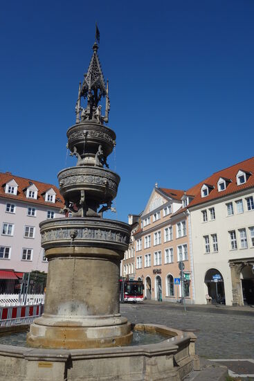 Brunnen mit 7-Türme-Haus