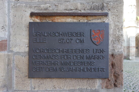 für die Tuchmacher vorgeschrebenes Längenmaß - die &gt;Braunschweiger Elle&lt;