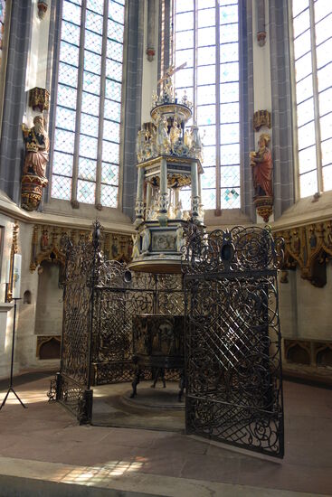 Taufbecken mit hohem Überbau