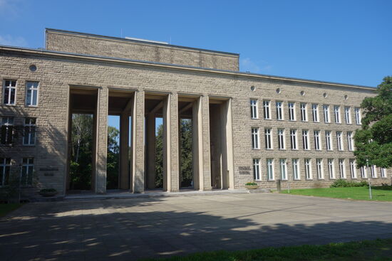 Ehrenhalle mit 12 m hohen Säulen und zwei monumentalen Reliefs