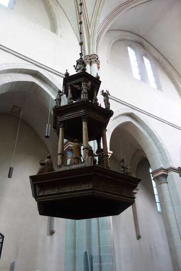 auf dieser Fahrt finden wir in fast jeder Kirche über dem Weihwasserbecken ein (z.T.) hängendes Oberteil.