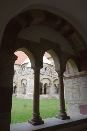 In den Innenhof ragt das Brunnengebäude aus der Reihe der Säulen heraus