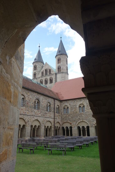 Blick auf die Stiftskirche - mit einem der maasländischen Romanik verwandtene Westbau