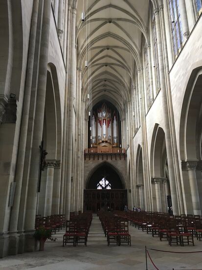 Langhaus nach Westen mit Paradiesorgel