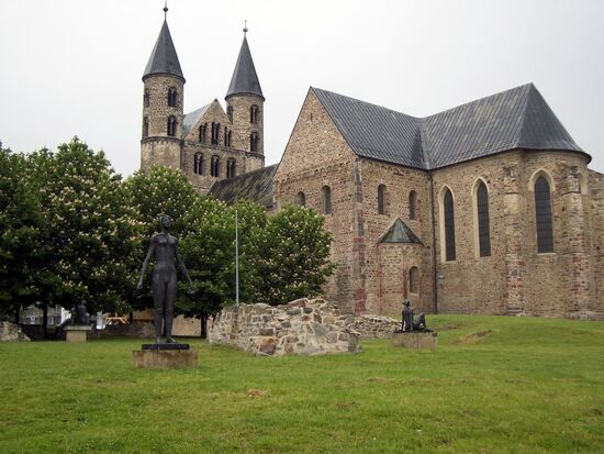 Park des Klosters Unserer Lieben Frau mit Großplastikensammlung