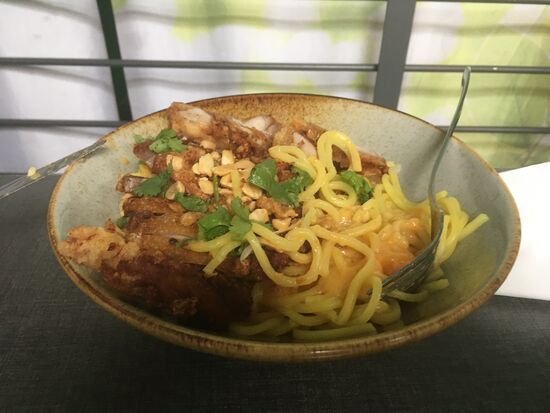 gebratenes Hühnerfleisch - Udonnudeln -Mangosauce