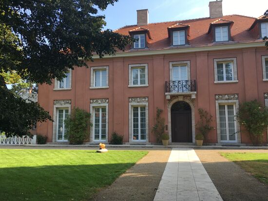 Herrenhau mit Rasenmähroboter