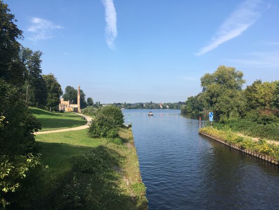 links sieht man die Kraftwerkstation im Babelsberger Schloßpark - rechts das Ufer des Glieniker Schloßparks