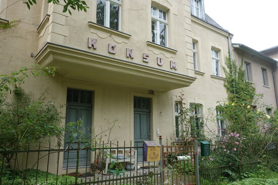 ein noch kaum verändertes Gebäude aus DDR-Zeiten