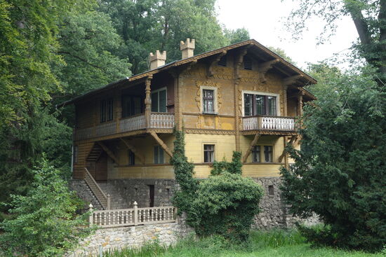 Holzhaus auf der gegenüberliegenden Seite (ehem. DDR-Territorium)