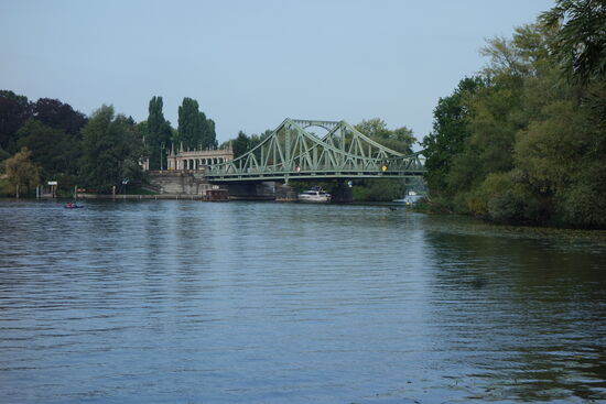 nur wenige Meter weiter haben wir den ersten Blick auf die berühmt-berüchtigte Glienicker Brücke