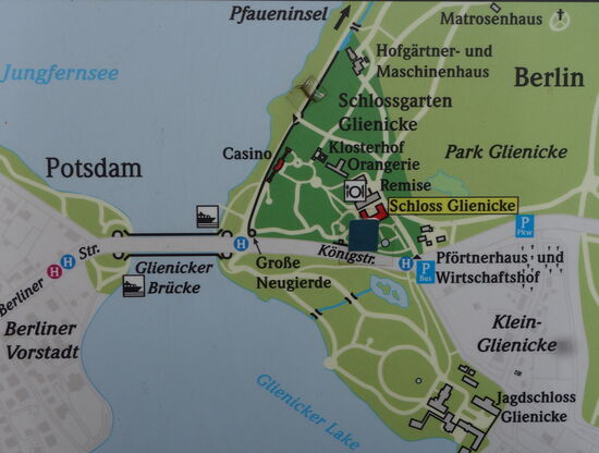 ein kleines Stück entlang der Königstr. befindet sich der Eingang zum Glienicker Schloß.