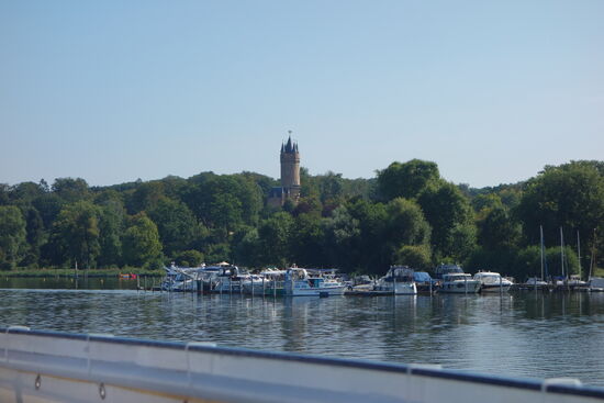 Bootsanlege Havel mit Flatowturm im Babelspark