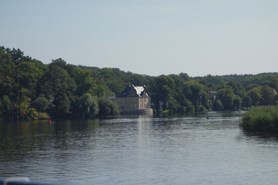 Mündung des Glienitzsees und Blick auf Jagdschloss Glienicke