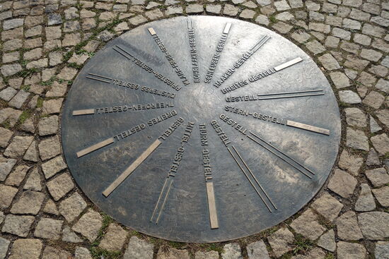 16 abegehende Schneisen