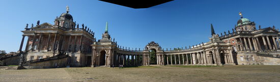In den gegenüber dem Neuen Palais liegenden Barockgebäuden aus dem 18. Jahrhundert. ist die 1991 gegründete Universität mit einigen Fakultäten und  Einrichtungen untergebracht