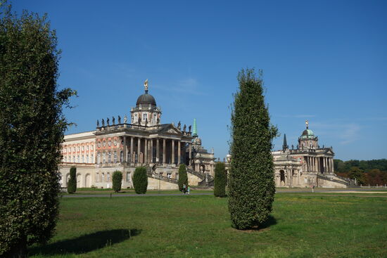 das Gebäude südlich der Kolonaden beherbergt die Universitätsbibliothek