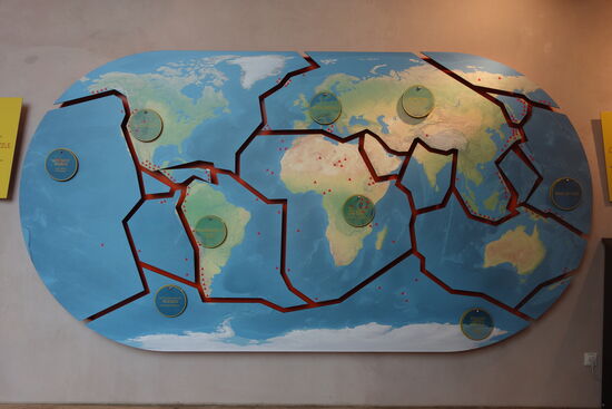 so z.Zt. aktiv: Vulkan auf La Palma, Erdbeben Kreta und Greichenland, Vulkan Vesuv Sizilien und Stromboli