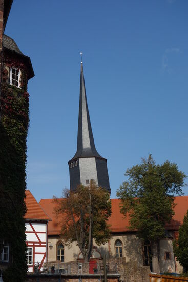 Blick auf den 'schiefen ' Turm der Stadtkirche