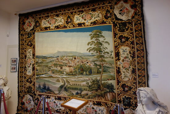 Wandteppich Schlitz 1850 - erstellt von Schlitzer Frauen für die Hochzeit von Graf Carl nach der Bildvorlage iner Lithografuie von 1825 -  gestiftet von Gräfin Anna anläßlich ihres 80. Geburtstages.