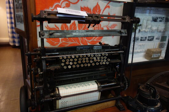 Lochkartenmaschine zur Musterhersetllung für Jacquard-Weberei