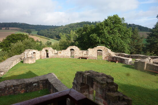 Blick auf die Vorburg mit Brunnen