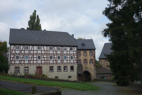 Wirtschaftsgebäude und Burgzugang