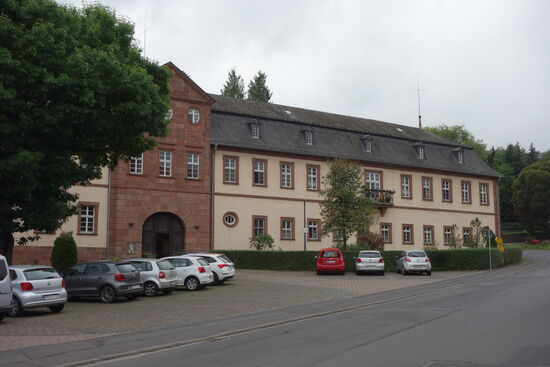 dreiflüglige Anlage im Empire-Stil