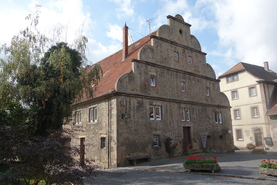 Pächterhaus der Burganlage - zunächst Dienstwohnung der Gutspächter, im Hinterhaus erste Burgbrauerei, später Dienstwohnung der Riedesel'sehen Forsträte und Teil der Rentei (Riedesel'sche Amts- und Wirtschaftszentrale)