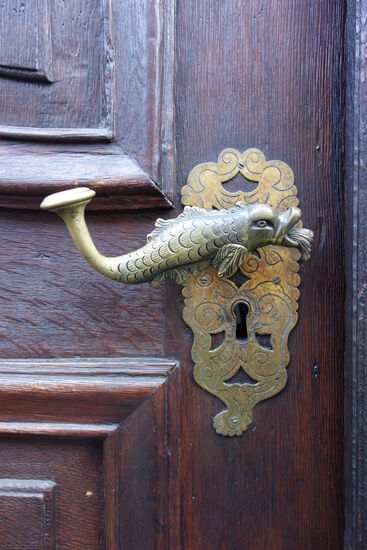 Türgriffe der Portale als Fische oder Meerjungfrauen gestaltet - sie stammen von dem Lauterbacher Schlossermeister Johann Thomas Schmidt.
