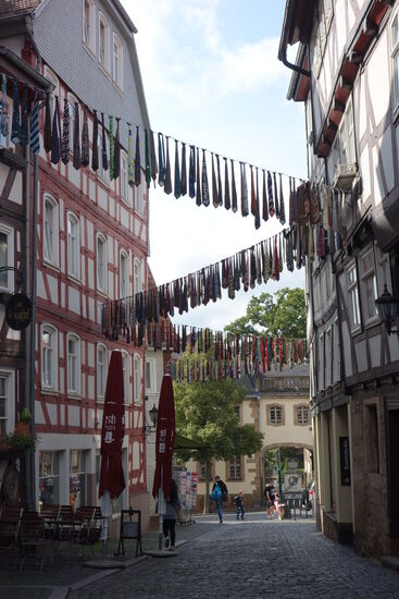 dii Gasse hängt voller Krawatten?!