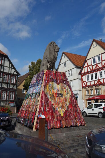 Sie eignet sich daher in besonderer Weise, um das Löwendenkmal in ein »sprechendes Friedens-Kleid« zu hüllen.