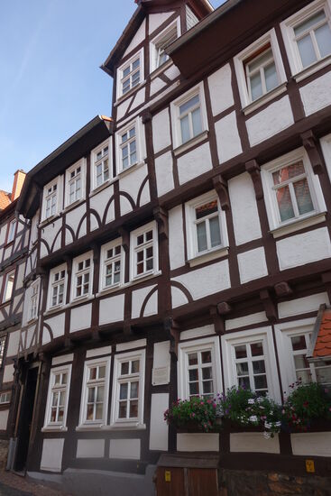 Untere Fulder Gasse 2/4 - schlichtes Traufen-Doppelhaus der Übergangszeit um 1490 - Geschoss-Überstand mit Knaggen in geschwungener Form